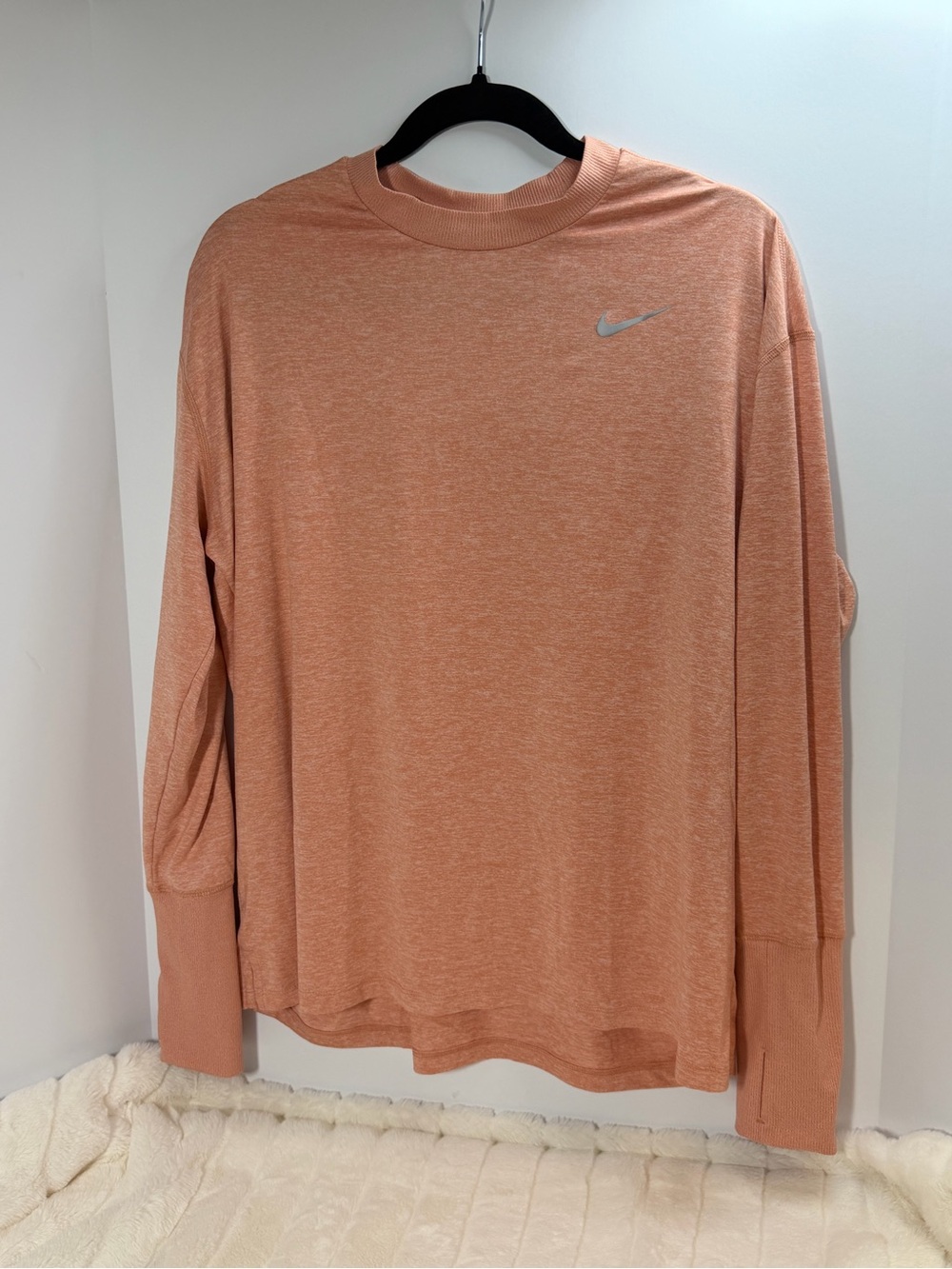 Nike Women’s XL - Long-Sleeve Heathered Performance Top with thumb holes - Peach